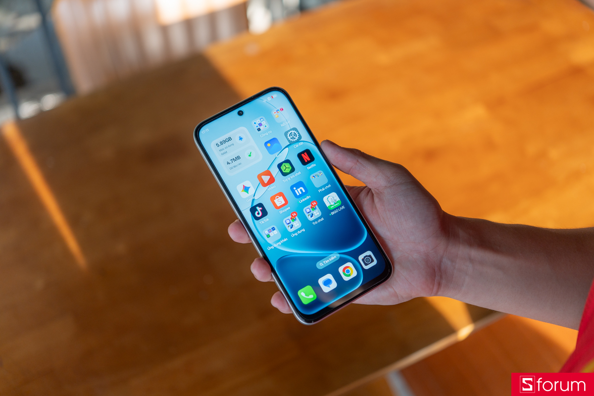 Không gian hiển thị của OPPO A6t Pro tương đối rộng rãi, phù hợp cho nhu cầu làm việc và giải trí