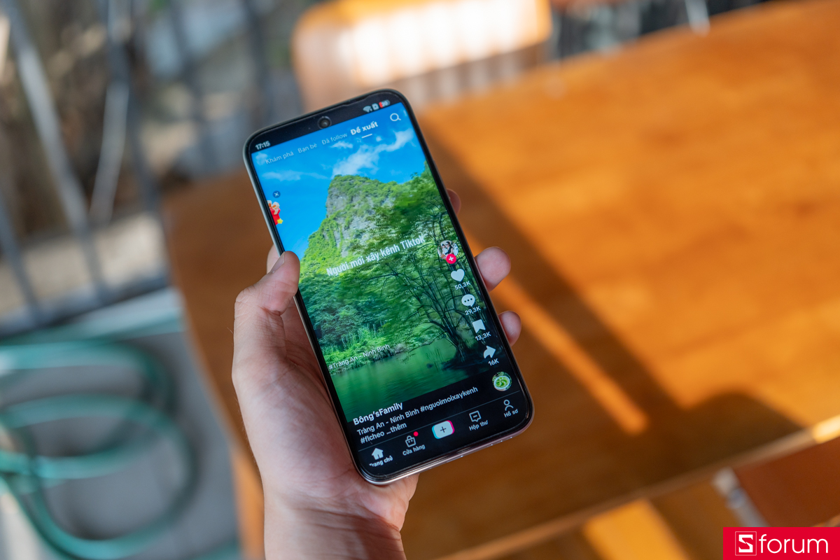 Điểm cộng lớn cho chiếc màn hình của OPPO A6t Pro nằm ở việc sở hữu tần số quét lên đến 120Hz