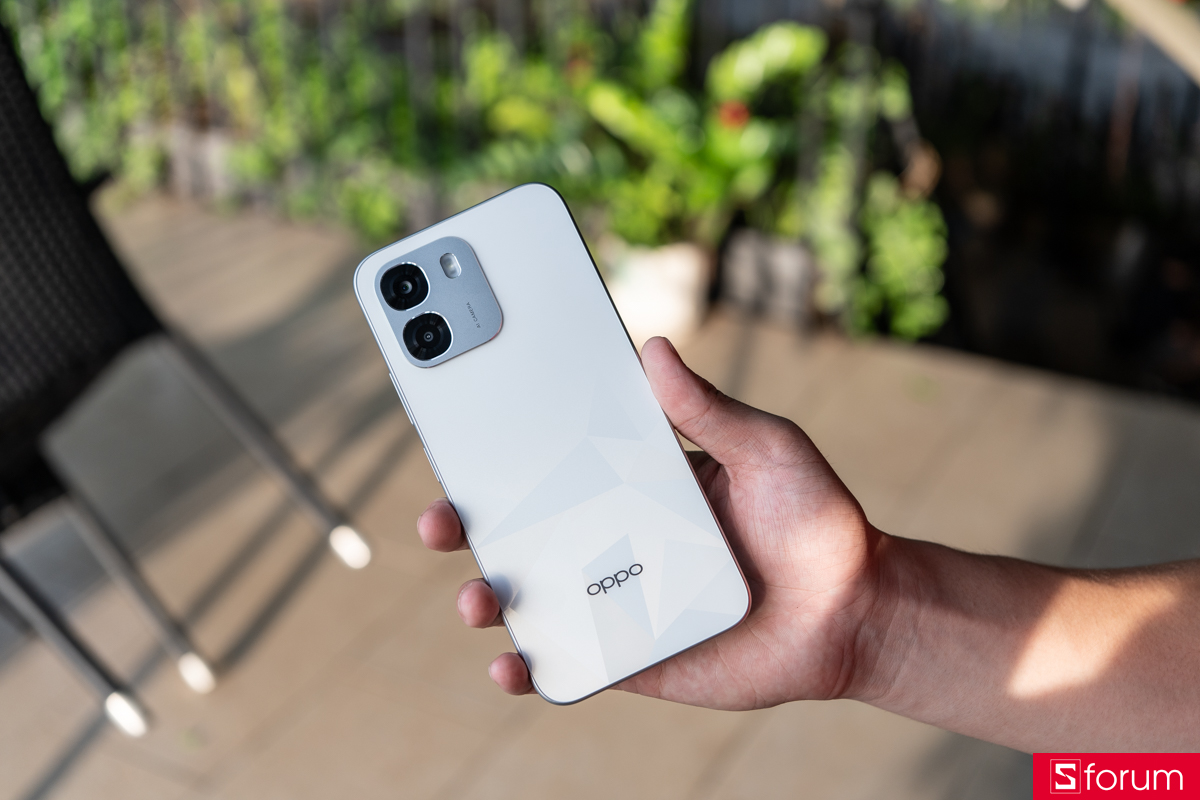 Mặt lưng của OPPO A6t Pro bên cạnh họa tiết độc đáo, được phủ nhám chống mồ hôi và dấu vân tay đáng kể