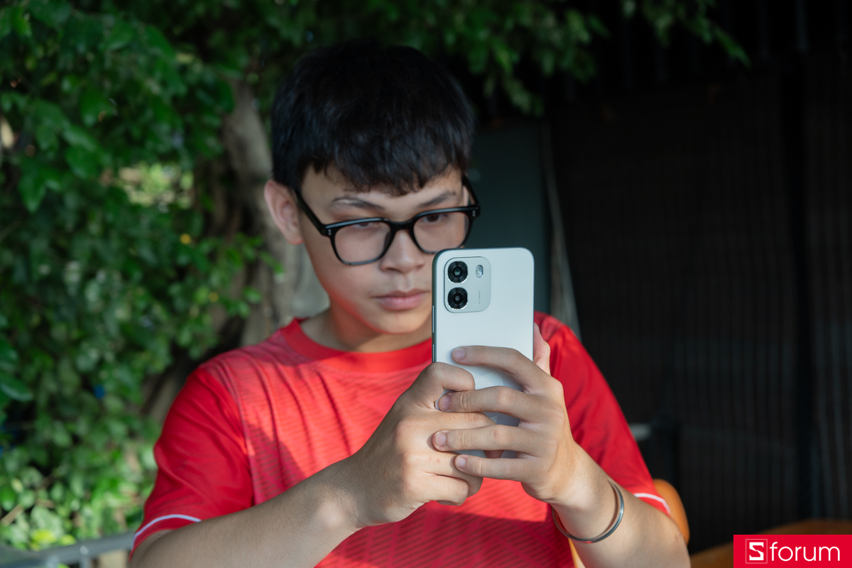 Trọng lượng của OPPO A6t Pro chỉ khoảng 215g, đối với mình đây là mức ổn để sử dụng cho nhu cầu hằng ngày