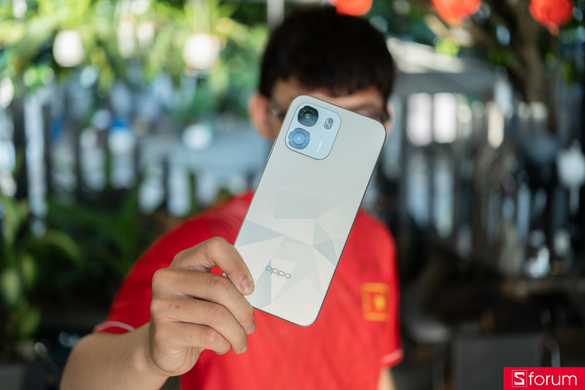 Với phiên bản lần này, hãng đã mang thiết kế họa tiết pha lê lên trên OPPO A6t Pro, tạo điểm nhấn cho ngoại hình