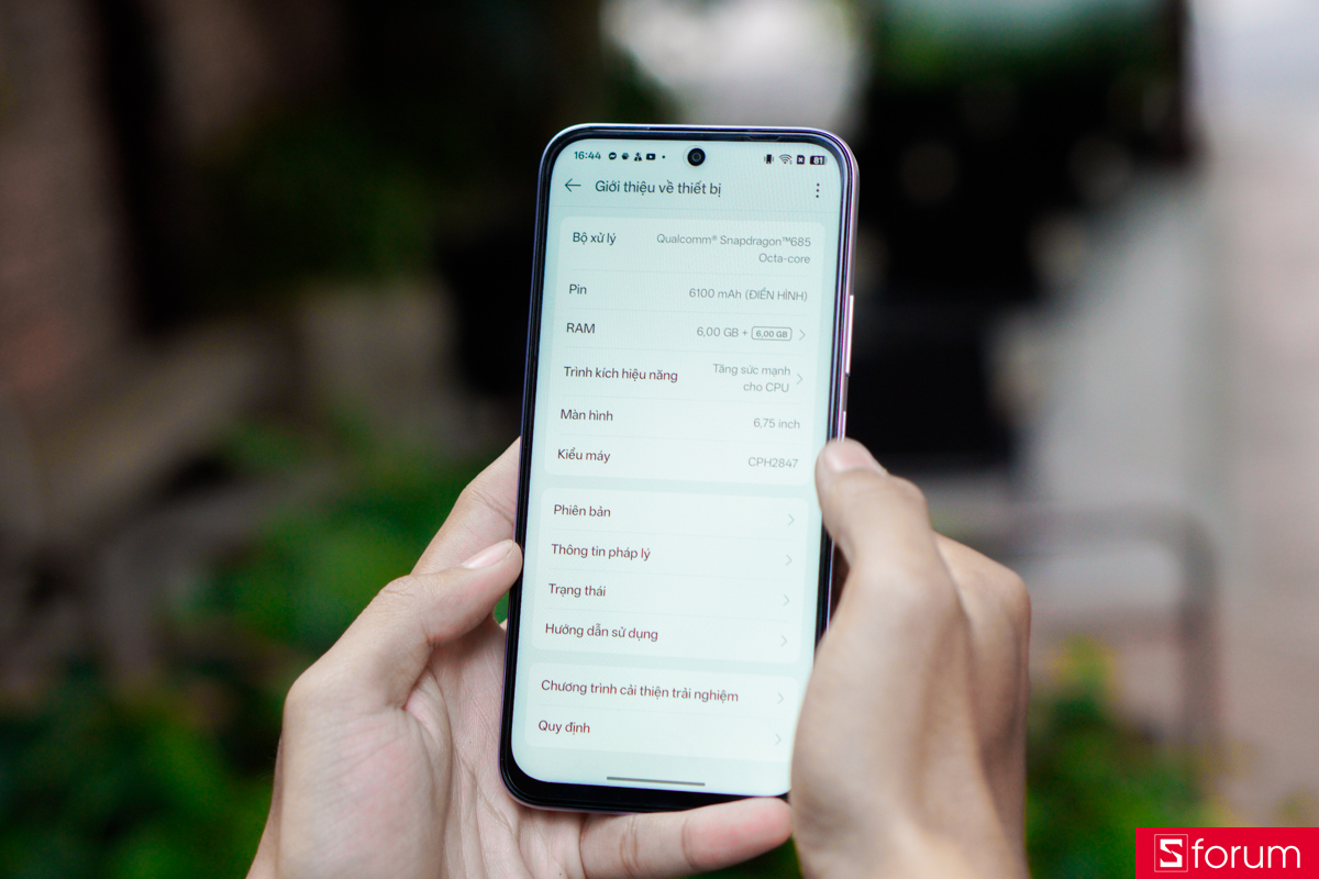 OPPO A6t được trang bị 6GB RAM và 256GB bộ nhớ trong, cùng khả năng mở rộng dung lượng RAM lên đến 12GB