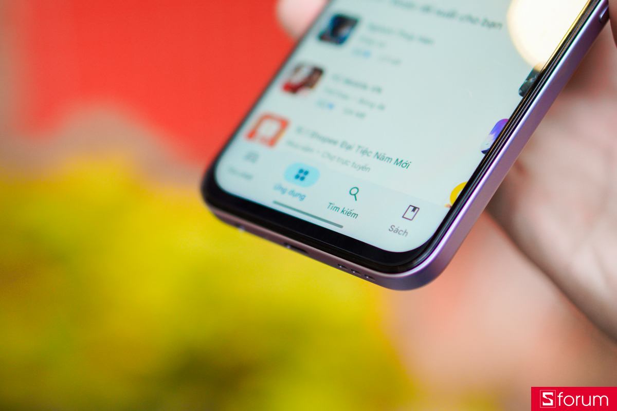 Viền dưới của OPPO A6t không quá đều