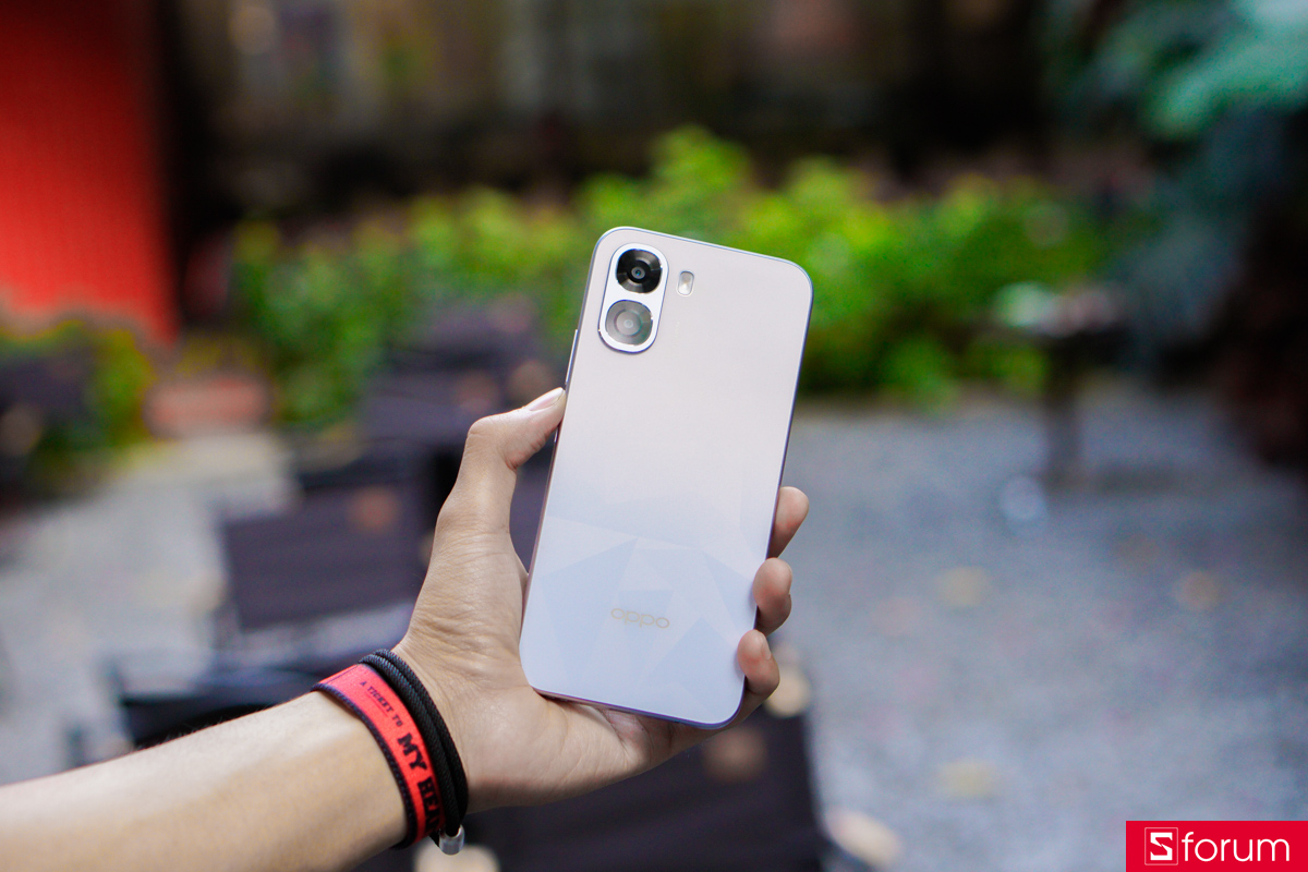 Toàn bộ khung viền và mặt lưng của OPPO A6tđược hoàn thiện bằng nhựa, với cá nhân mình thì cảm giác cầm một smartphone được phủ nhám có cảm giác đã tay hơn