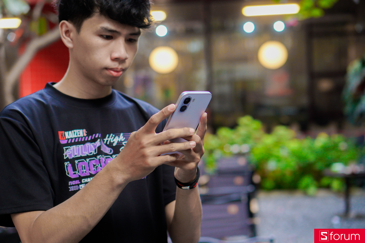 Kích thước của OPPO A6t cũng tương đối mỏng, với độ dày chỉ khoảng 8,6mm và trọng lượng 212g