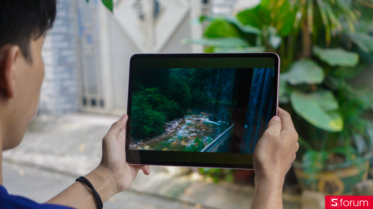 OPPO Pad 5 có kích thước vừa đủ để mọi nội dung từ chữ nhỏ đến chi tiết hình ảnh đều được hiển thị rất sắc nét