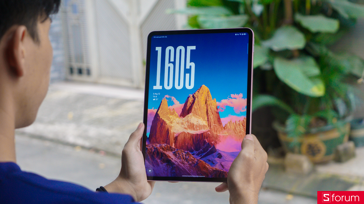 Viền màn hình trên OPPO Pad 5 dày vừa phải, khá đều tạo ra một sự đồng bộ nhất định cho toàn bộ thiết kế máy