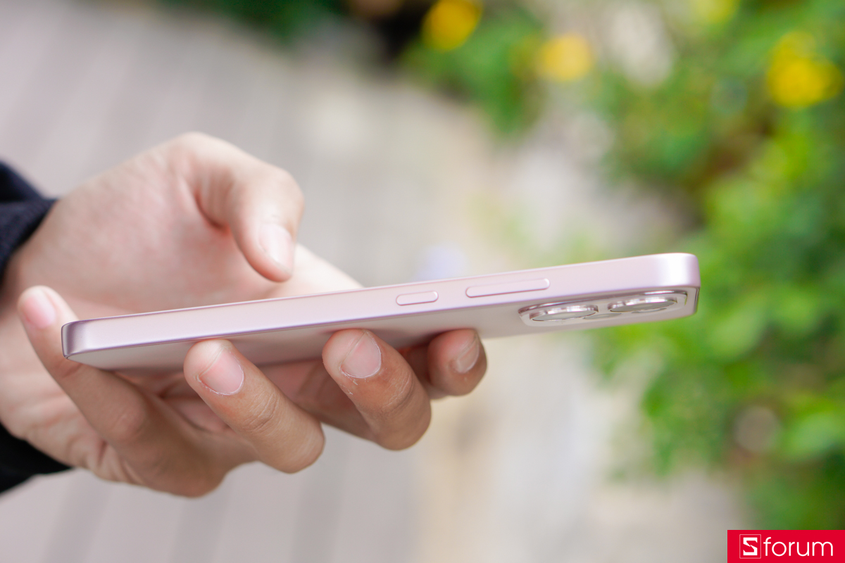 Khung viền và mặt lưng của OPPO Reno15 F 5G được hoàn thiện từ nhựa thay vì kim loại như một số thế hệ trước, tuy nhiên trải nghiệm cầm nắm vẫn rất tốt