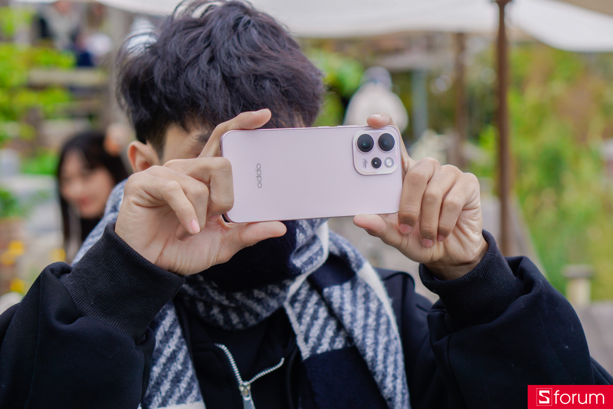 Bên cạnh phiên bản màu hồng nhạt mà mình đang có, OPPO Reno15 F 5G còn một phiên bản màu xanh với hiệu ứng mưa sao băng cực kì đẹp mắt