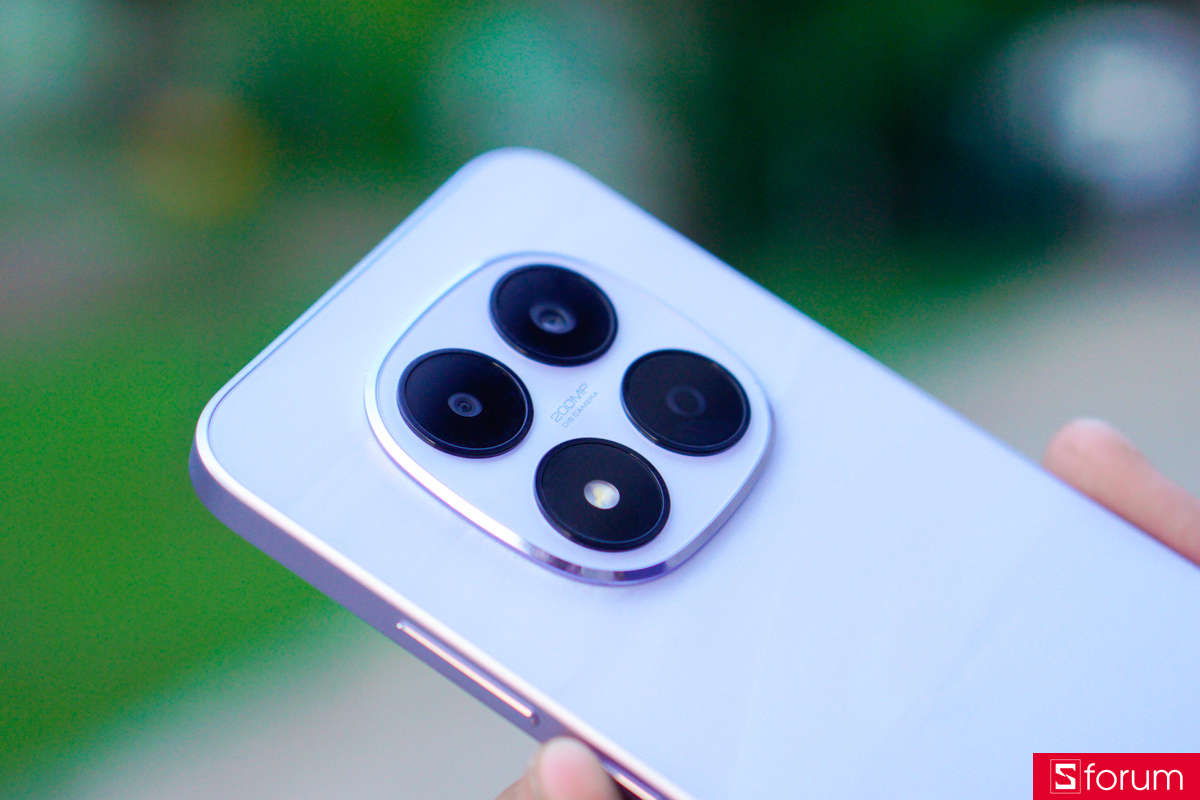 Cụm camera của Redmi Note 15 Pro 5G cũng được thiết kế đôi chút khác biệt so với phiên bản tiêu chuẩn