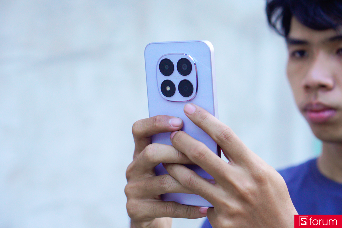 Redmi Note 15 Pro 5G cho cảm giác cầm nắm cực kì thoái mái, không quá nặng, nhưng vì khung viền tương đối vuông vức nên khi sử dụng lâu sẽ có cảm giác hơi cấn tay một chút