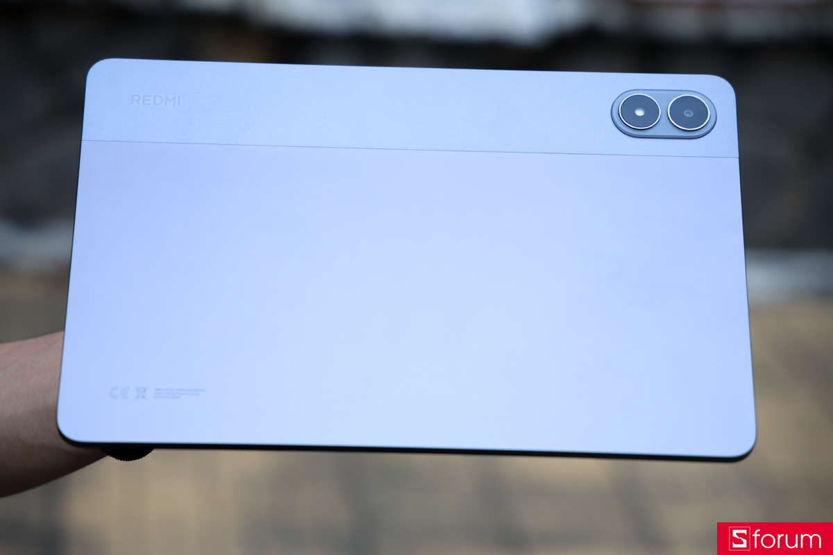 Toàn bộ phần thân của Redmi Pad 2 Pro 5G được hoàn thiện bằng kim loại, mặt lưng nhám tạo độ bám tốt và hạn chế mồ hôi dấu vân tay.