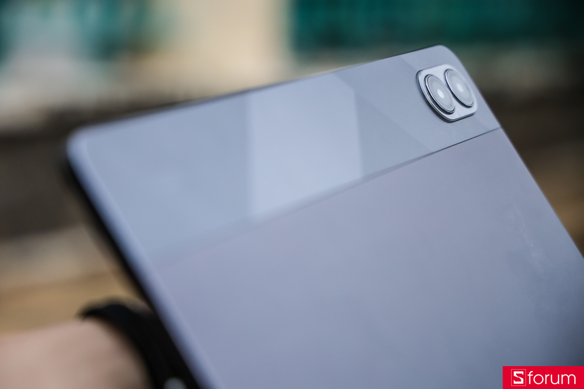 Điểm nhấn đặc biệt của phiên bản Redmi Pad 2 Pro 5G so với phiên bản thường là mặt lưng có phần họa tiết ở phần trên, các đường vân kẻ ngang đan xen tạo hiệu ứng thị giác khá bắt mắt.