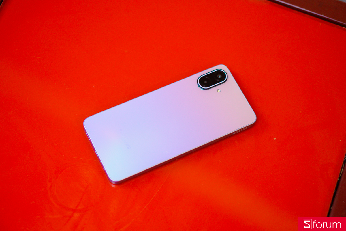 Khung viền và mặt lưng của Samsung Galaxy A07 5G được hoàn thiện bằng nhựa, tuy vậy vẫn tương đối chắc chắn