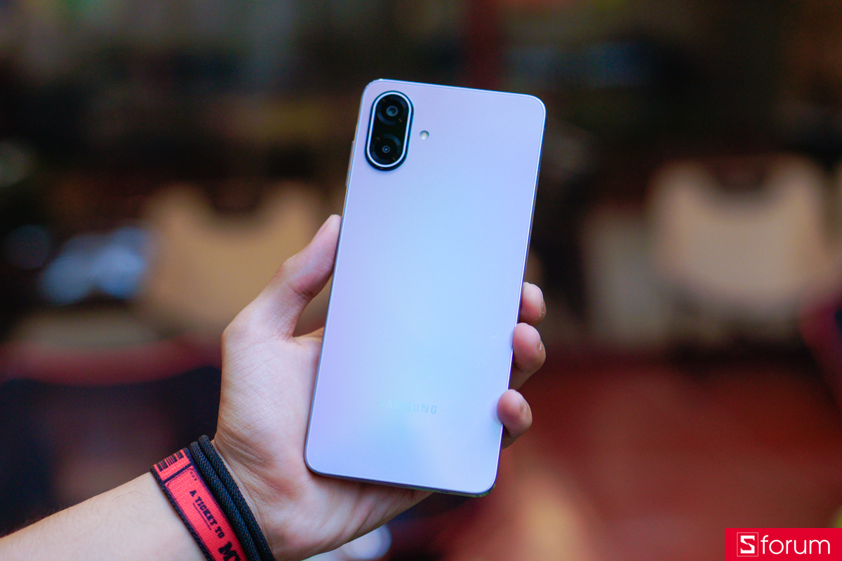 Samsung Galaxy A07 5G vẫn giữ phong cách thiết kế quen thuộc của dòng Galaxy A với mặt lưng tối giản