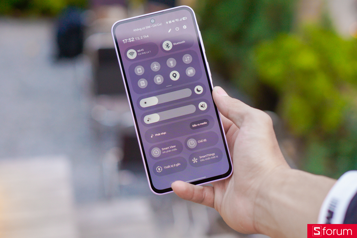 Viền màn hình của Samsung Galaxy A37 5G cũng được điều chỉnh đôi phần giúp viền mỏng và đều hơn