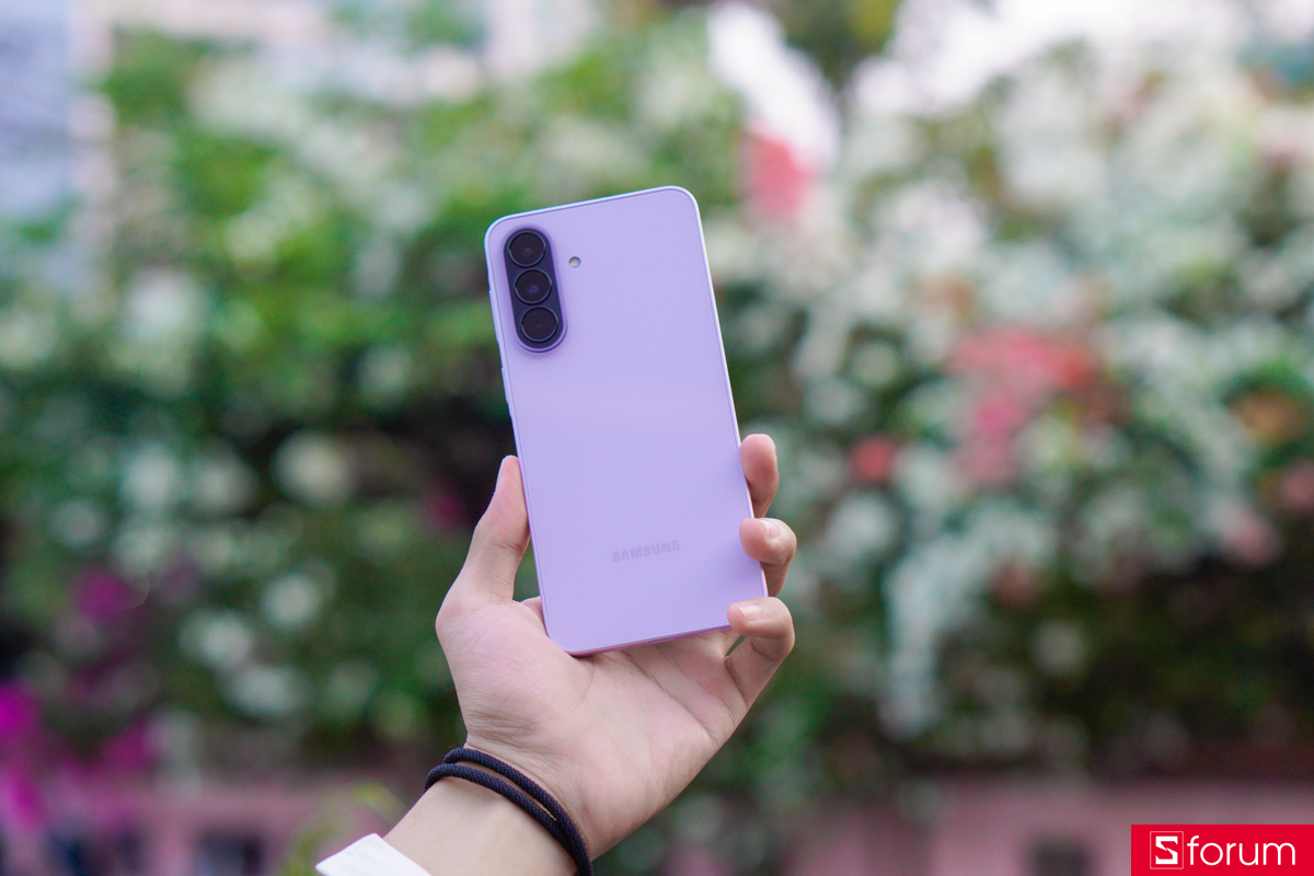 Samsung Galaxy A37 5G vẫn mang trong mình ngôn ngữ thiết kế phẳng vuông vức, mặt lưng kính phẳng cùng cụm camera đặt dọc