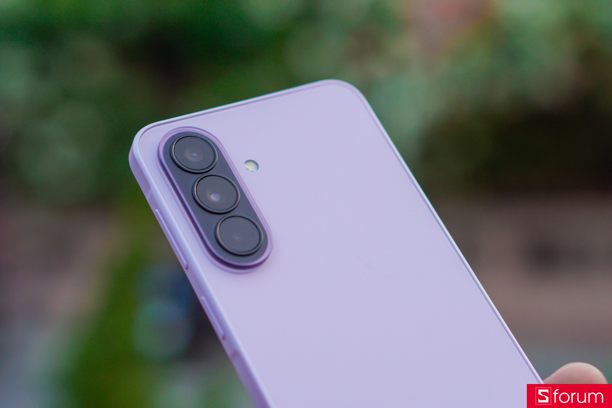 Samsung Galaxy A37 5G cũng được trang bị cụm ba camera đa dụng ở mặt lưng, với camera chính 50MP f/1.8 cùng chống rung quang học OIS, công nghệ lấy nét PDAF cho ra những bức ảnh có độ chi tiết cao