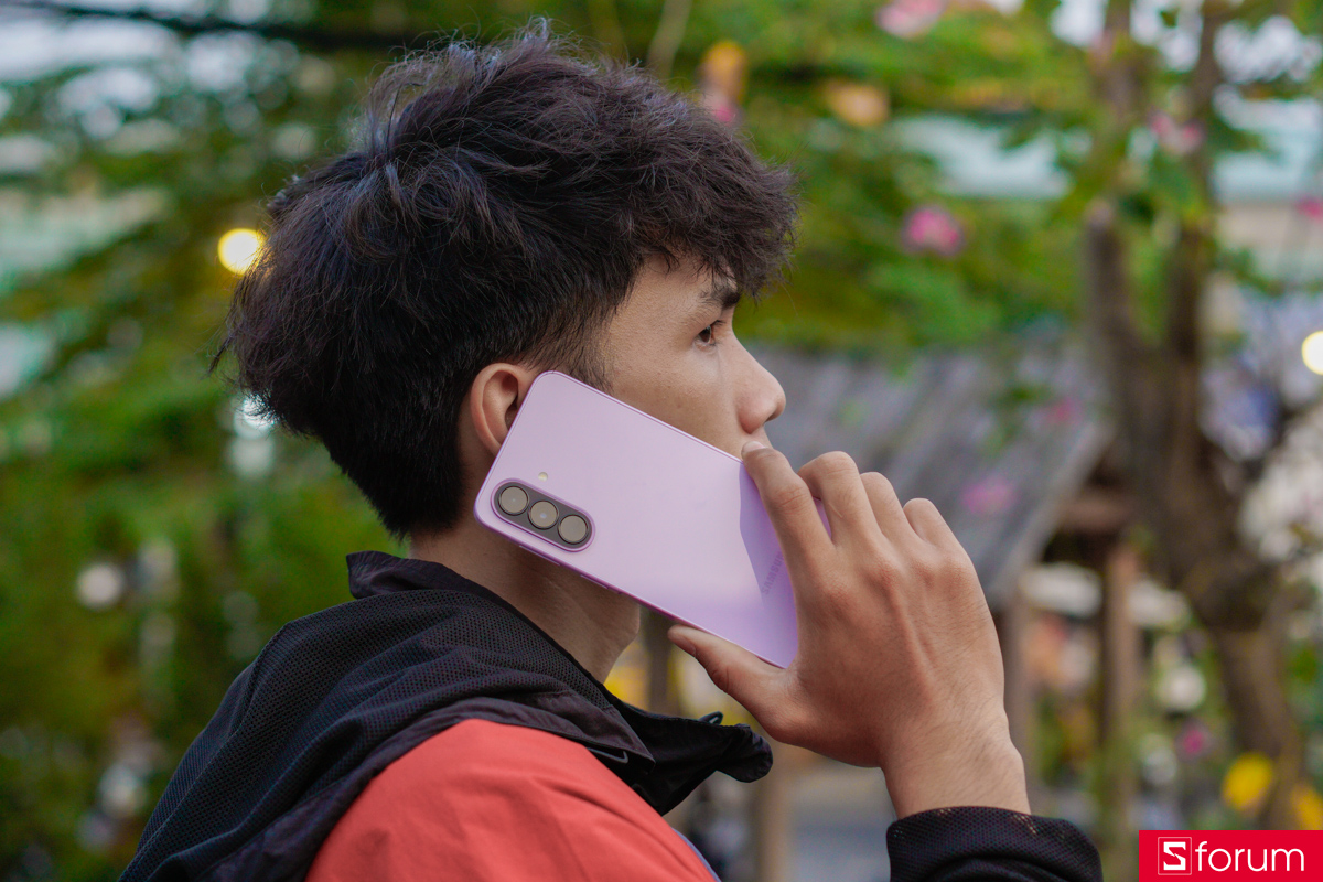 Samsung Galaxy A37 5G mang đến một cảm giác sử dụng cực kì thoải mái khi chỉ mỏng 7.4mm với trọng lượng chỉ 196g