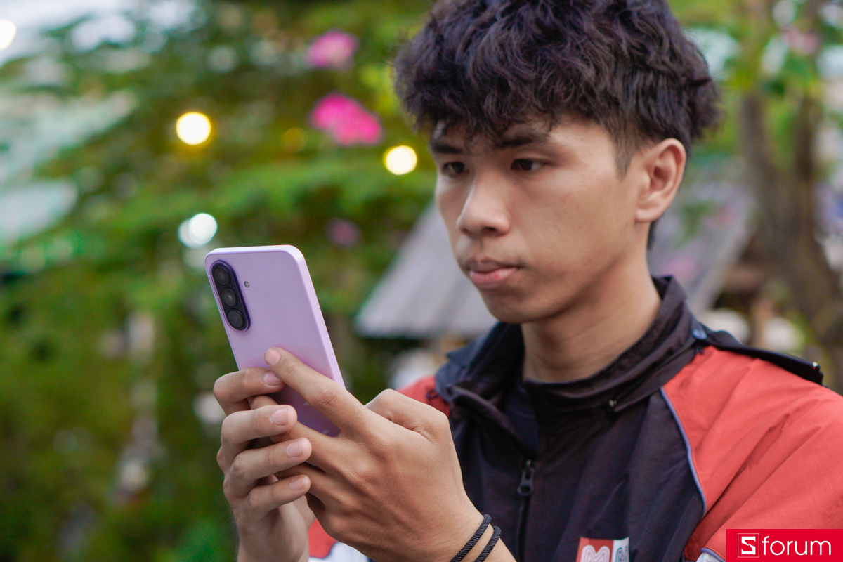 Khung viền dù được làm từ nhựa, nhưng mình vẫn đánh giá Samsung Galaxy A37 5G là một trong những sản phẩm có chất liệu hoàn thiện cực kì tốt trong phân khúc.