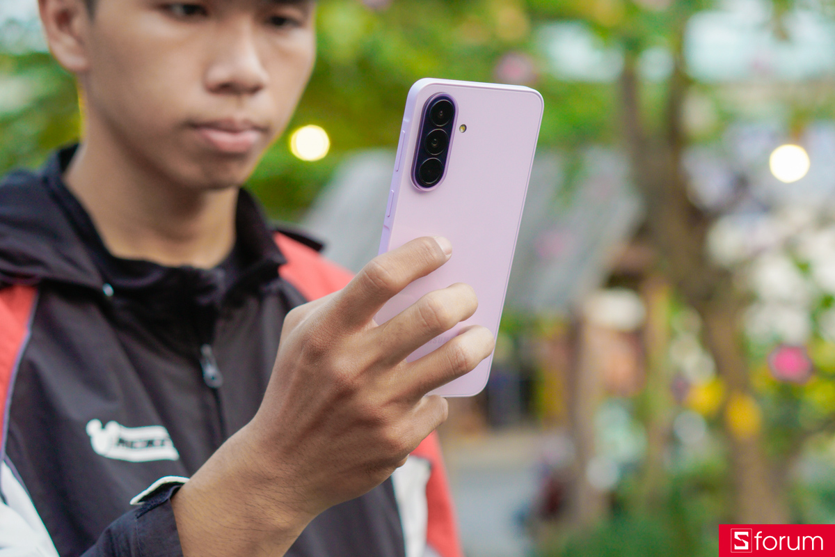 Điểm nhấn đặc trưng trên Samsung Galaxy A37 5G là khu vực cụm nút điều huớng được làm nổi hẳn lên khỏi khung viền