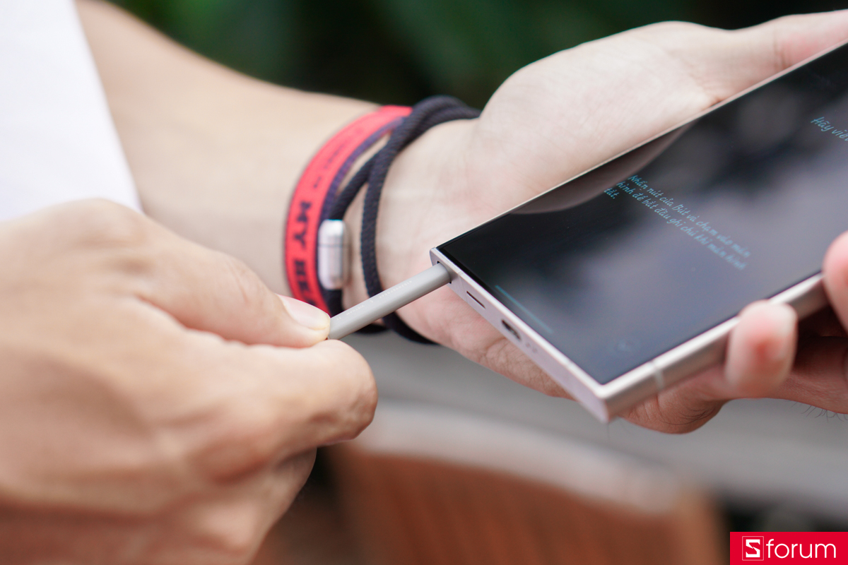 Bút SPen vẫn được trang bị trên Samsung Galaxy S24 Ultra, đây không còn là một tính năng, mà là một điểm nhấn không thể thiếu khi nhắc đến những dòng Samsung Galaxy Ultra của hãng