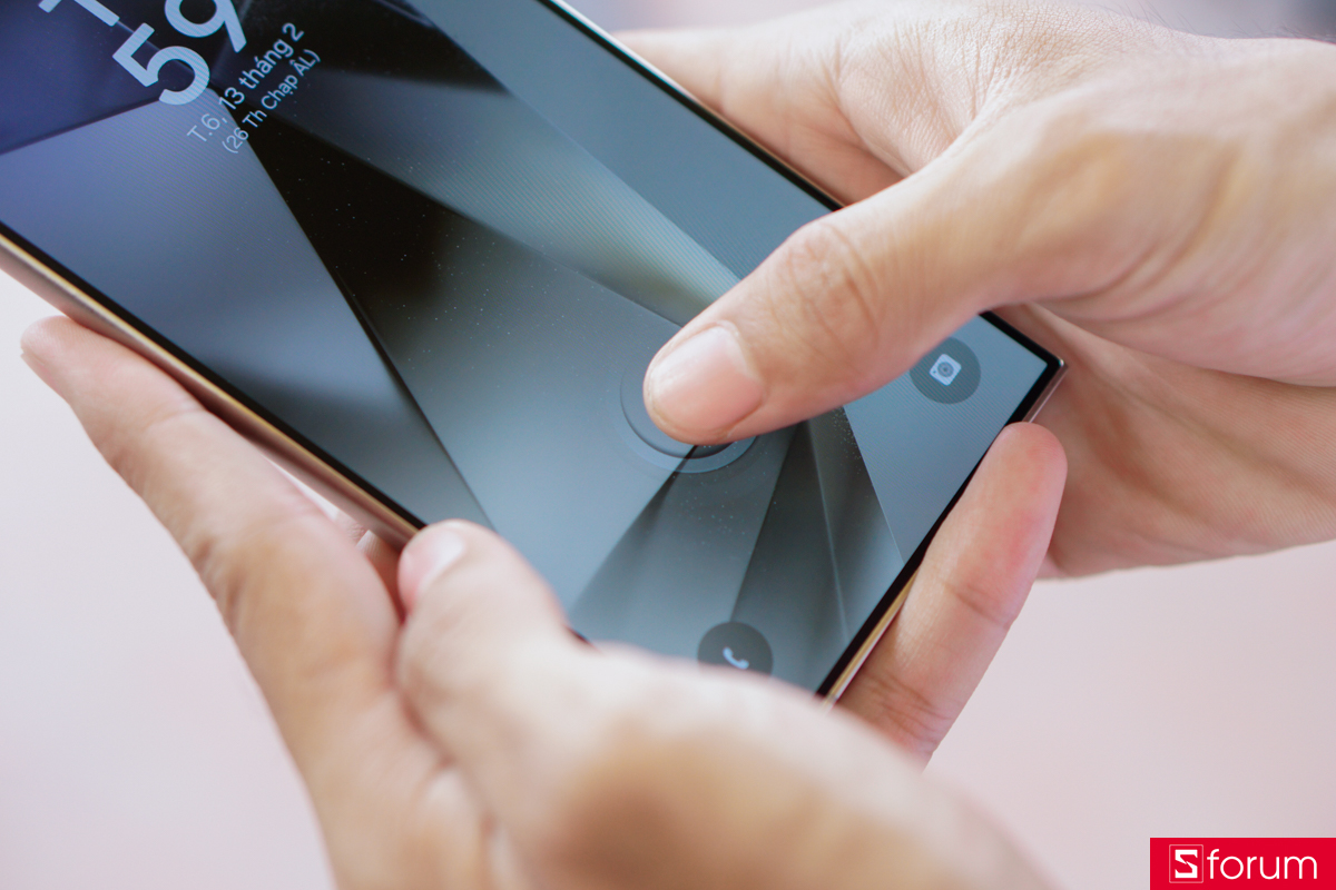 iền màn hình của Samsung Galaxy S24 Ultra cũng cực kì mỏng, kết hợp cùng hình nền động đẹp mắt, khiến tổng thể ngoại hình ở mặt trước cực kì sang trọng và quyến rũ.