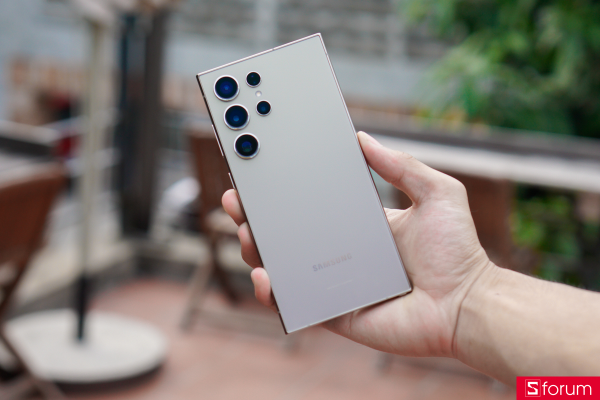 Khung viền titan trên Samsung Galaxy S24 Ultra là điểm nâng cấp đáng giá, không chỉ giúp trọng lượng tổng thể nhẹ hơn mà còn tăng độ bền