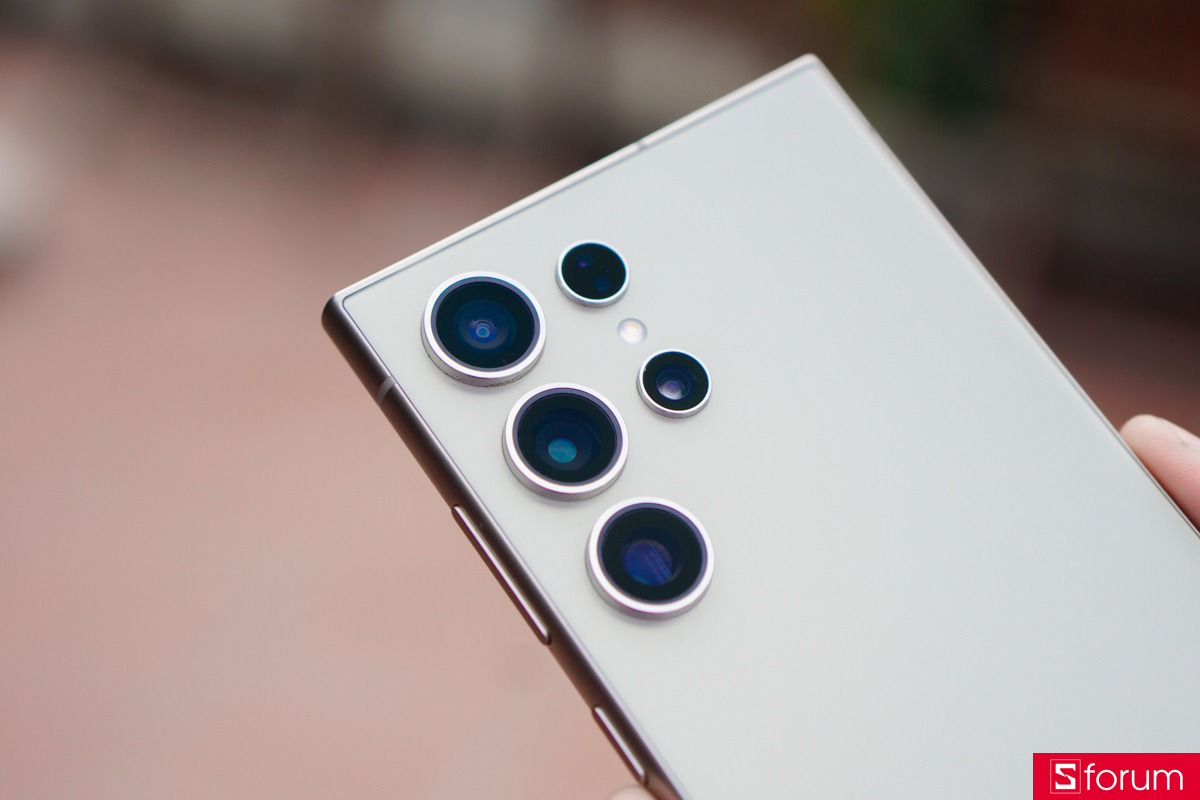 Cụm camera sau trên Samsung Galaxy S24 Ultra vẫn giữ phong cách tối giản quen thuộc với các ống kính đặt tách rời, không nằm trong một module lớn