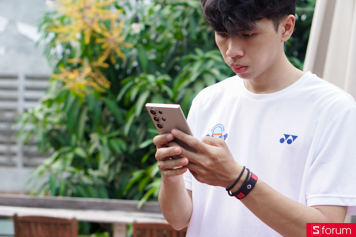 Dù kích thước máy khá lớn, mình vẫn đánh giá Samsung Galaxy S24 Ultra vẫn cho cảm giác cầm nắm chắc chắn, đầm tay