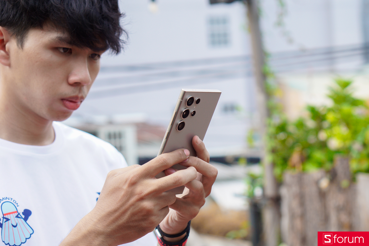 Dung lượng RAM cơ bản trên Samsung Galaxy S24 Ultra đã được nâng lên đến 12GB RAM, cùng bộ nhớ từ 256GB đến 1TB, cho khả năng đa nhiệm tốt