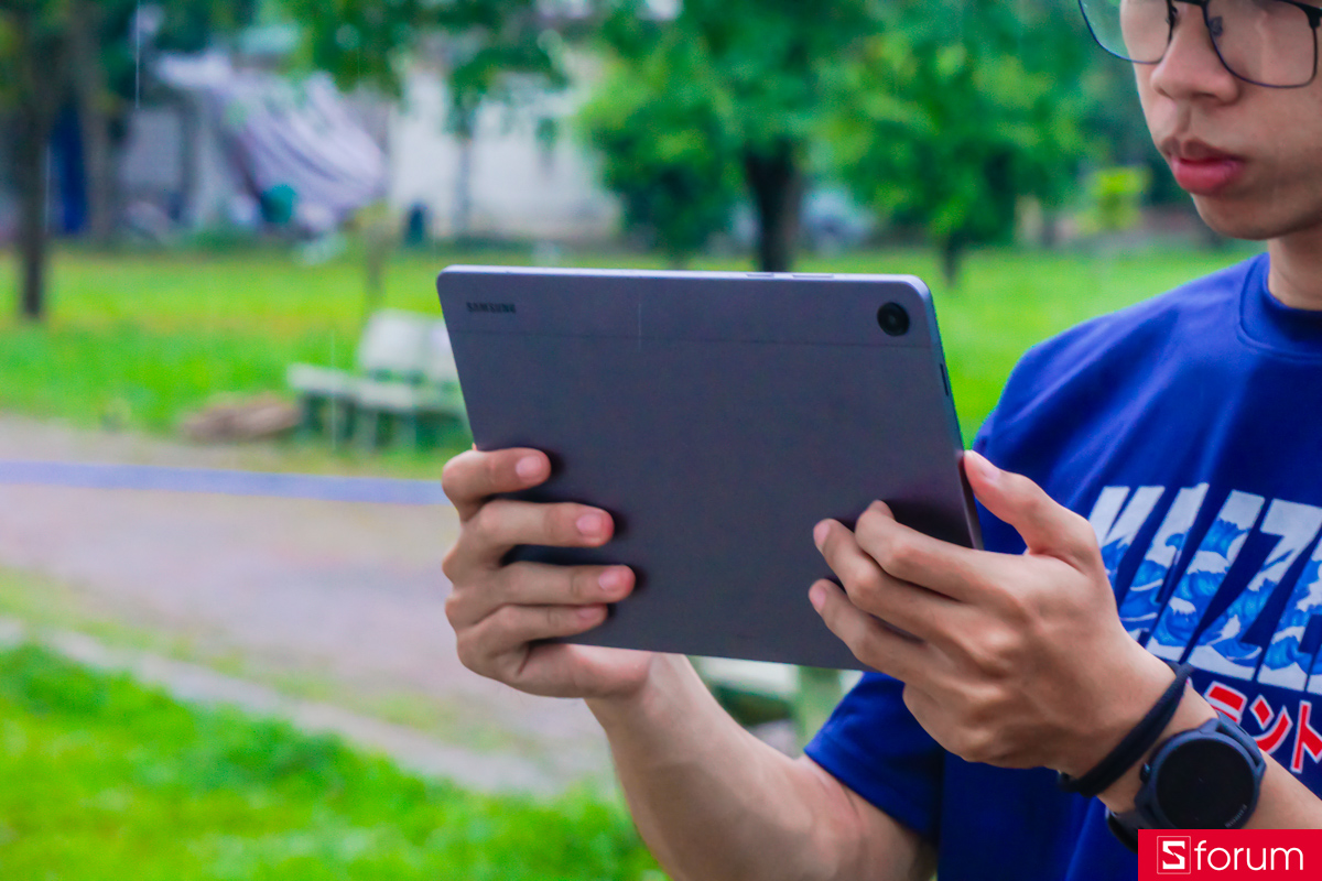 Một số vị trí tiếp giáp giữa màn hình và khung máy của Samsung Galaxy Tab A11 Plus có cảm giác hơi bén, không được liền mạch hoàn toàn