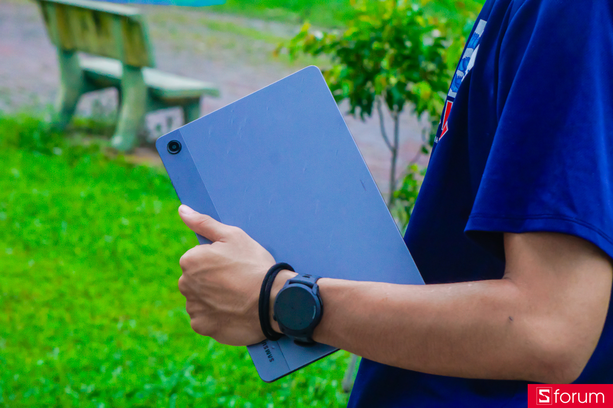 Ấn tượng đầu tiên khi cầm Samsung Galaxy Tab A11 Plus đó là sự nhỏ gọn của sản phẩm