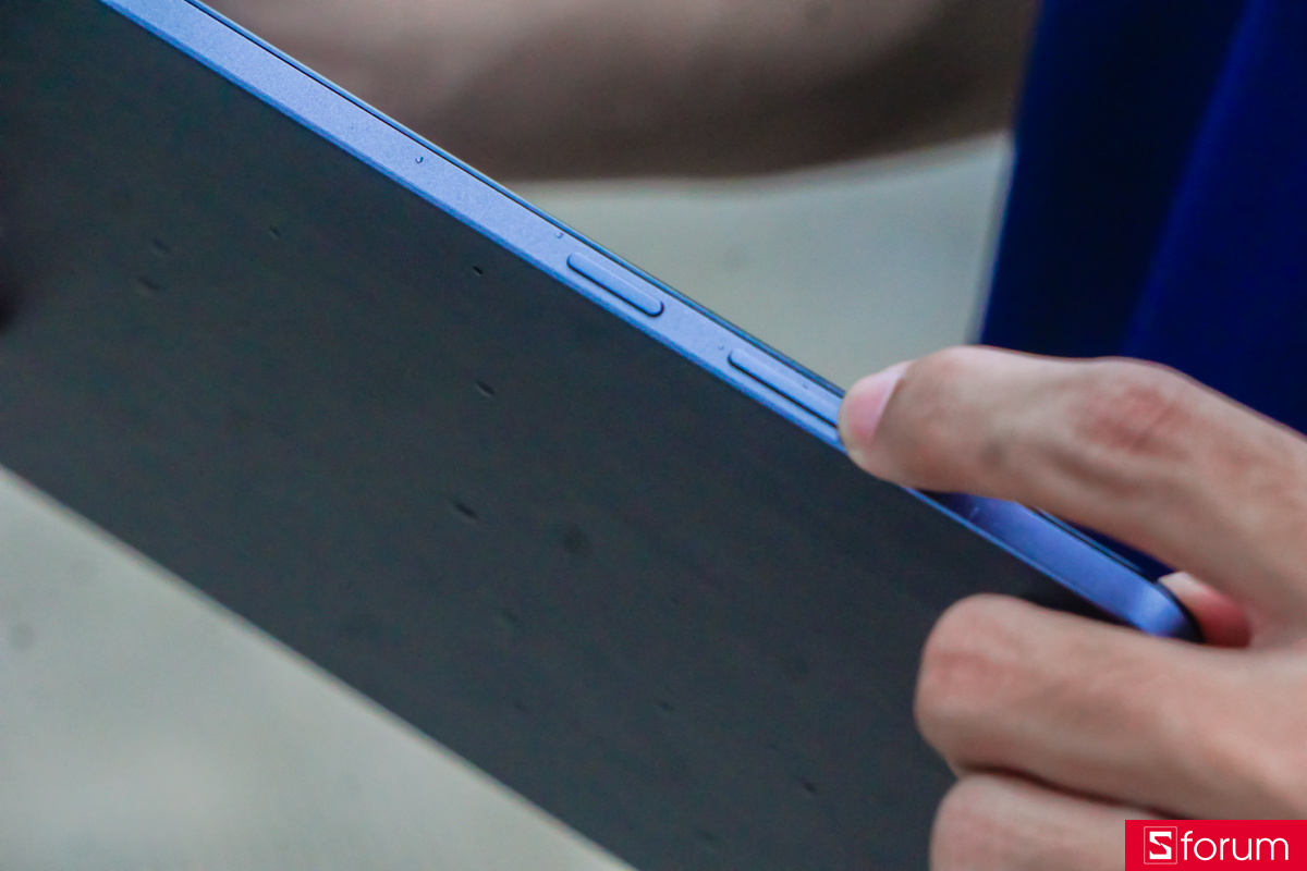 Các nút vật lý trên Samsung Galaxy Tab A11 Plus có hành trình khá nông, phản hồi chưa thật sự rõ ràng