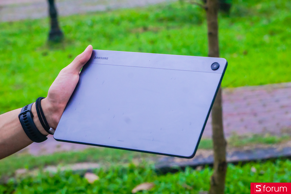 Mặt lưng của Samsung Galaxy Tab A11 Plus được thiết kế theo kiểu chia làm hai mảng, tạo điểm nhấn cho sản phẩm