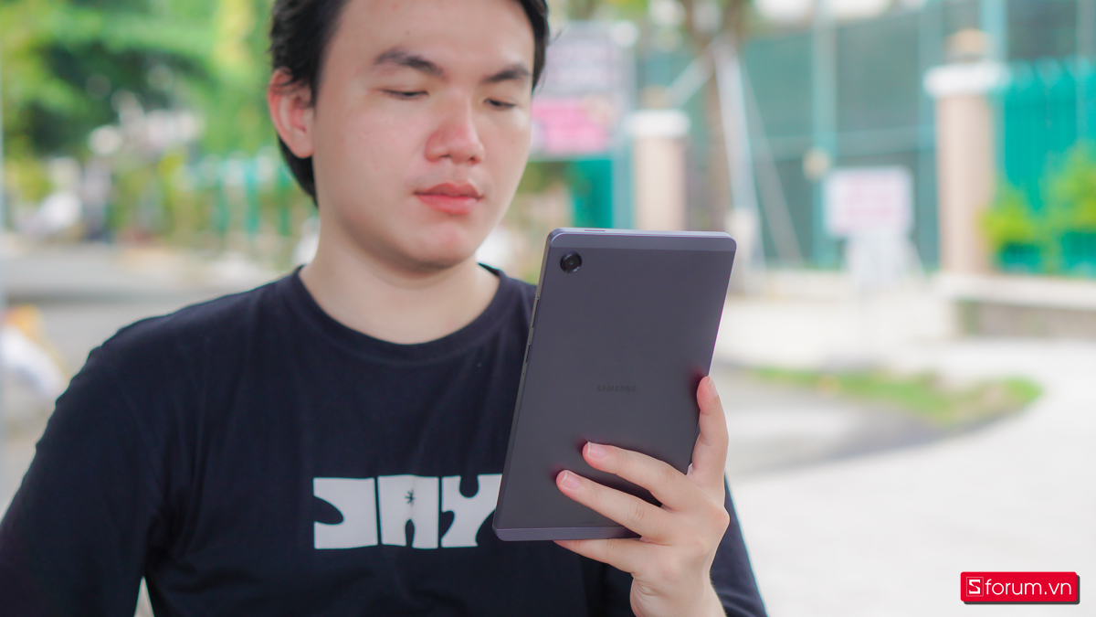 Samsung Galaxy Tab A11 khi cầm trên tay gần như tương tự mình đang cầm một quyển sách nhỏ