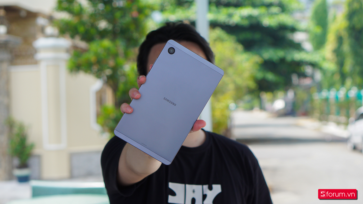 Samsung Galaxy Tab A11 có chất lượng hoàn thiện không quá tốt khi các phần trên, dưới và giữa của khung viền không quá khít nhau