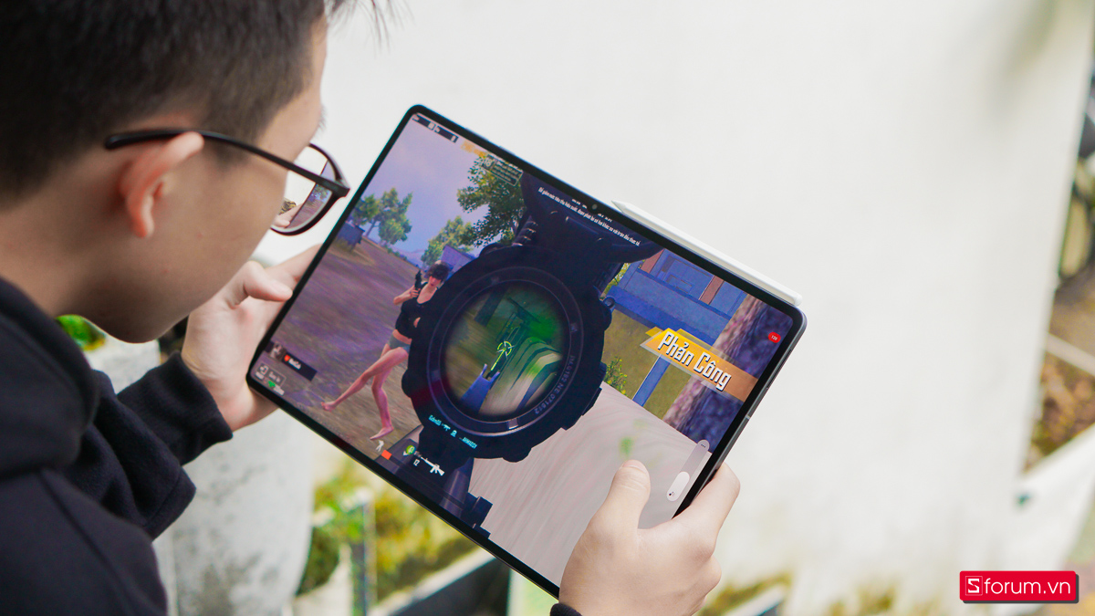 Samsung Galaxy Tab S11 Ultra có viền màn hình khá mỏng, nên khi chơi game hay thao tác bằng 2 tay, việc bị chạm nhầm vào các viền cũng khá thường xuyên