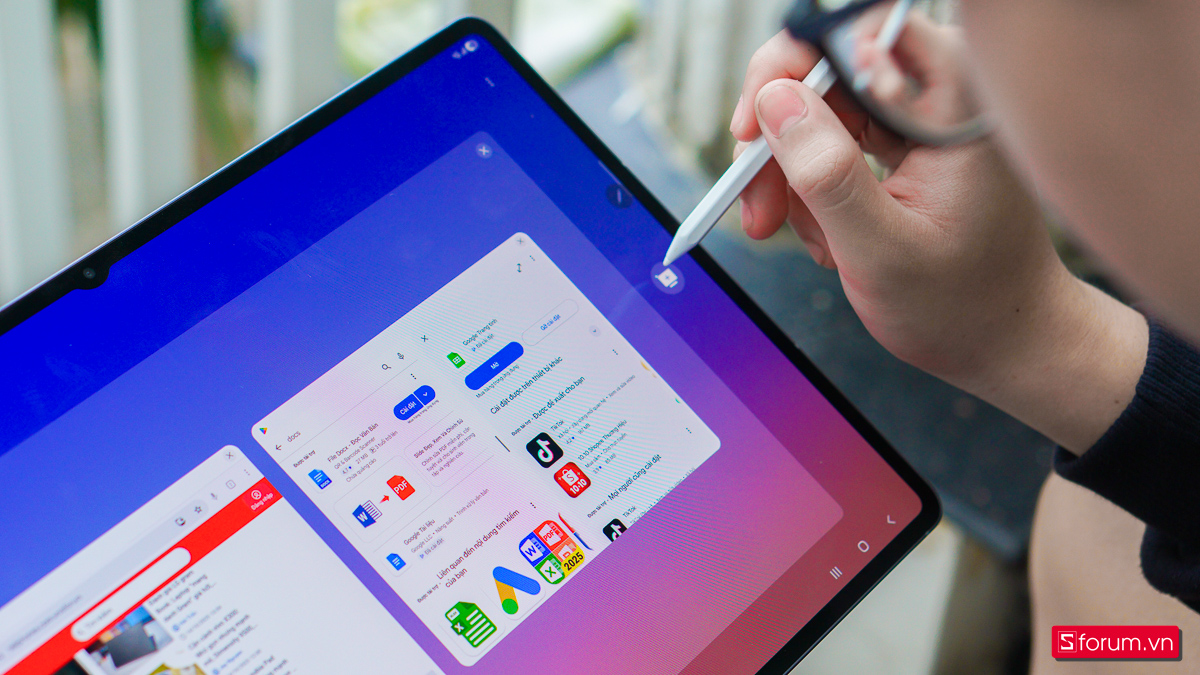 Samsung DeX để đa nhiệm là hệ thống được tối ưu theo giao diện di động, nên không thể mở cùng lúc hai cửa sổ của cùng một ứng dụng