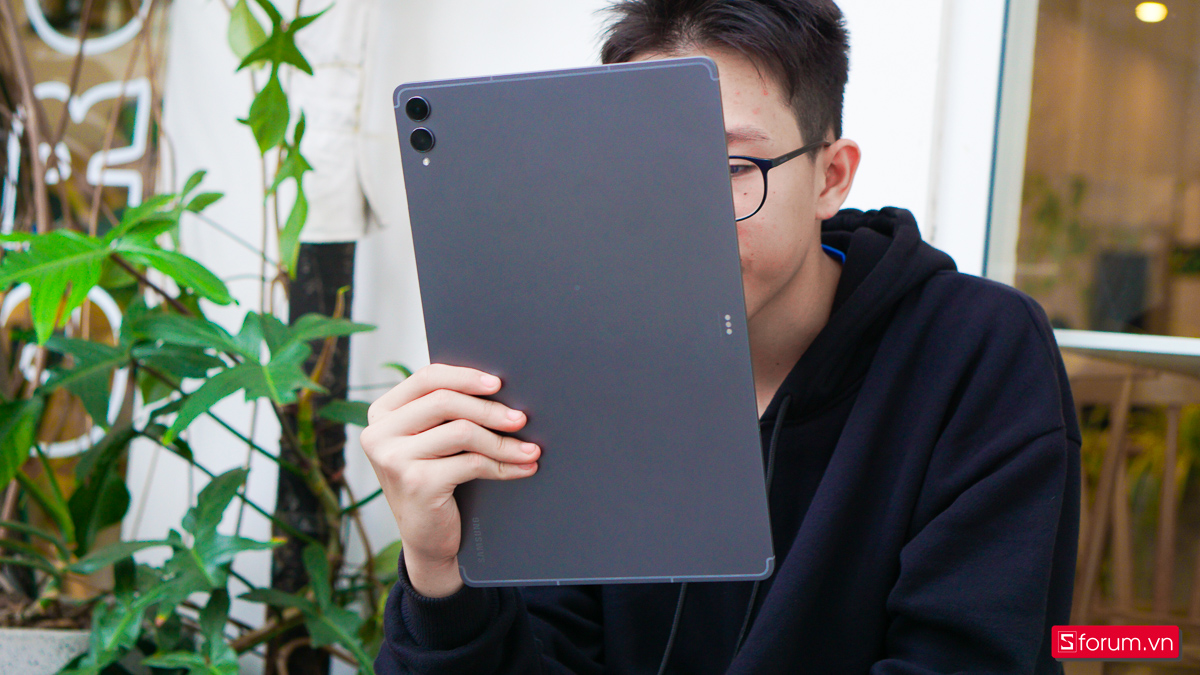 Samsung Galaxy Tab S11 Ultra đã thay dãy nam châm gắn bút SPen từ sau lưng lên trên cạnh viền