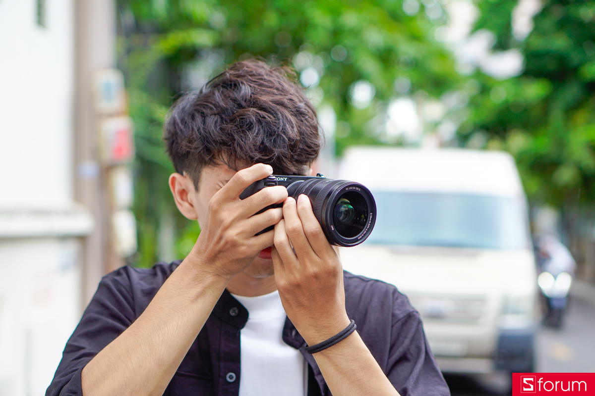 Ngoại hình của Sony A6700 lớn hơn rõ rệt so với các phiên bản trước