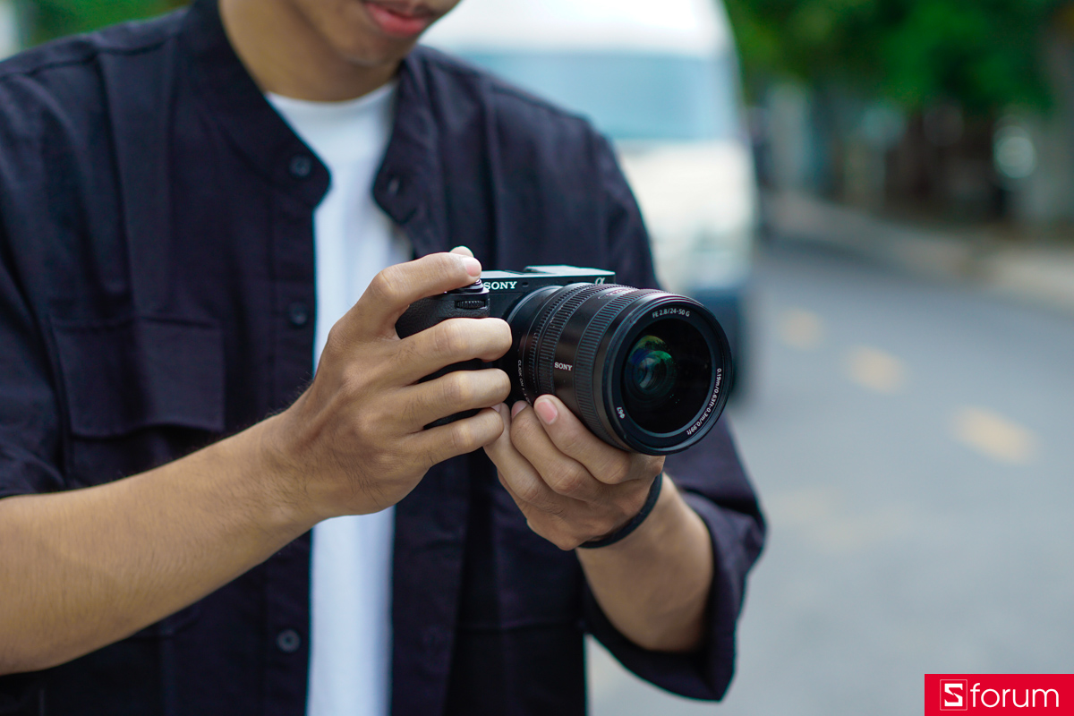 Sony A6700 được trang bị viên pin NP-FZ100 cho thời lượng tốt hơn