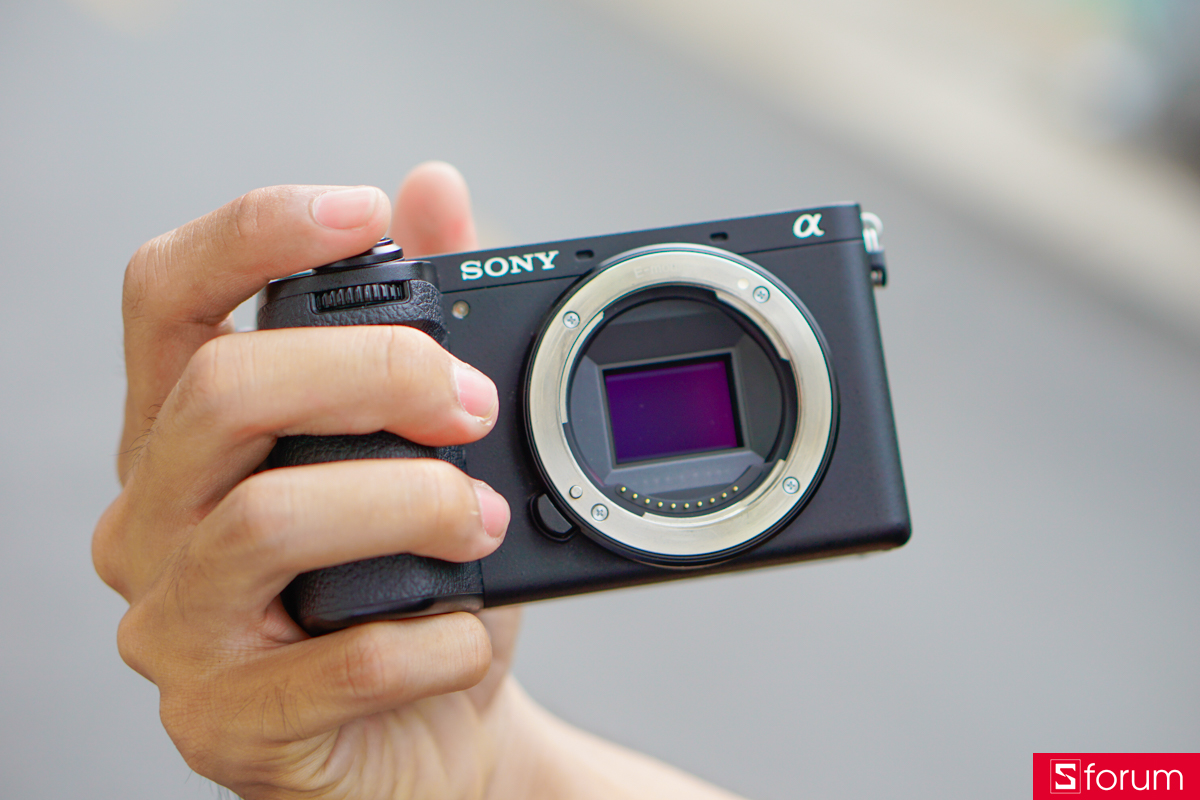Sony A6700 cũng sở hữu khu vực báng cầm sâu và lớn hơn, trang bị thêm vòng xoay chỉnh khẩu độ ngay bên dưới nút chụp
