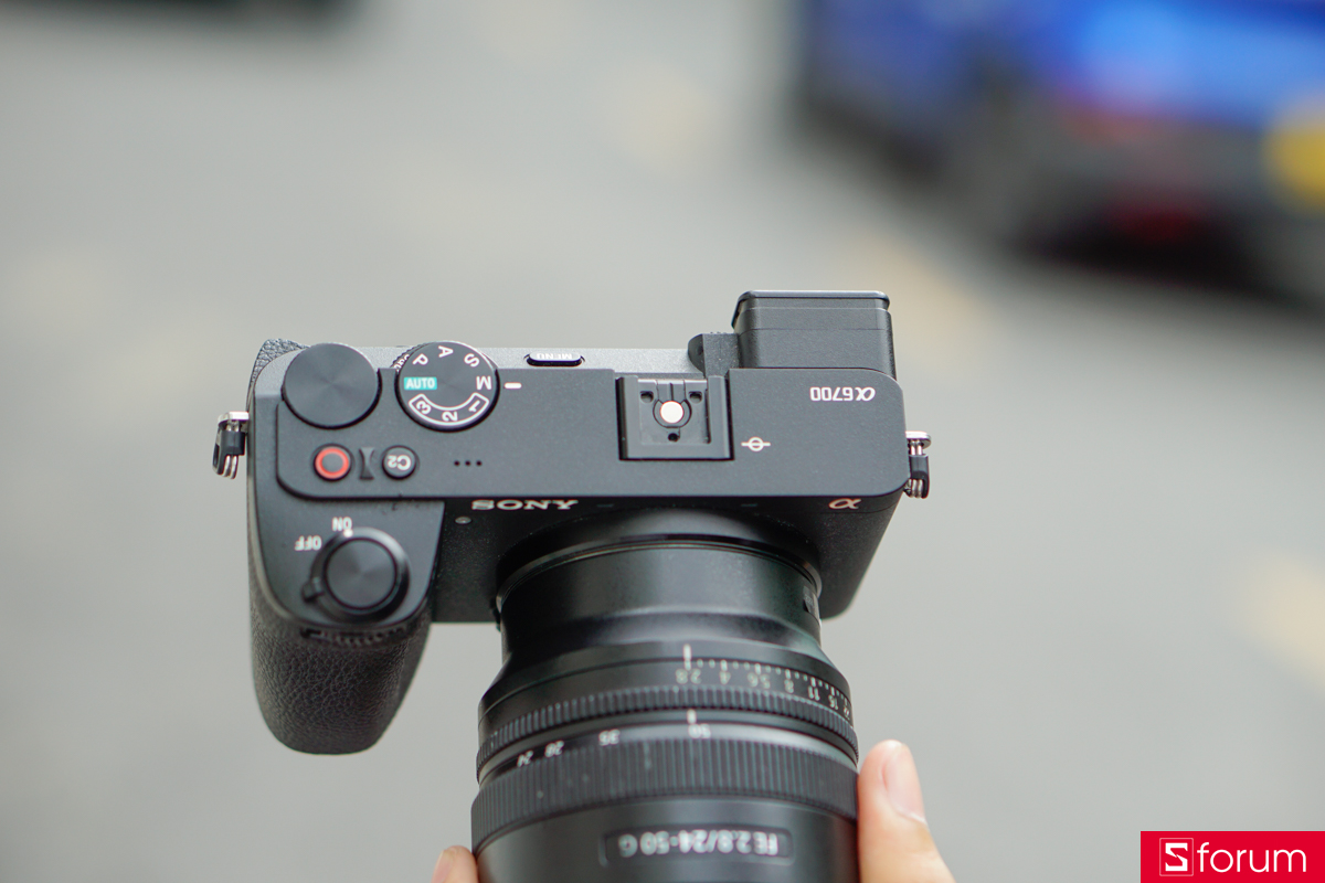 Sony A6700 gần như mang nguyên bộ khung của Sony A7C II lên bản thiết kế của mình