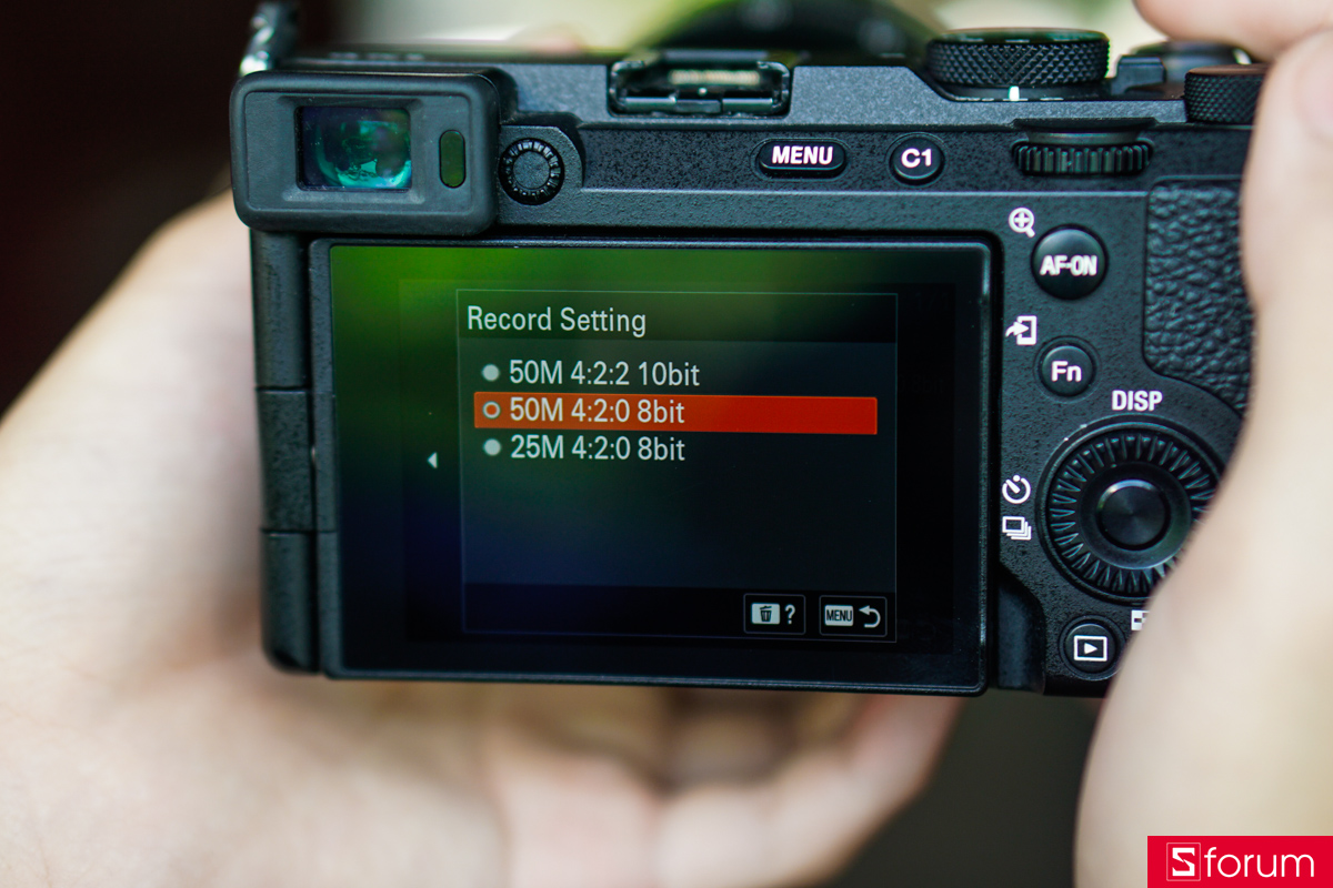Với Sony A7CII, Sony đã cực kì mát tay trong việc trang bị rất nhiều tính năng hỗ trợ cho khả năng quay phim trên sản phẩm này
