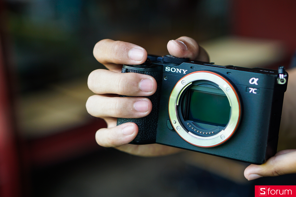 Sony A7CII cải thiện về khả năng cầm nắm