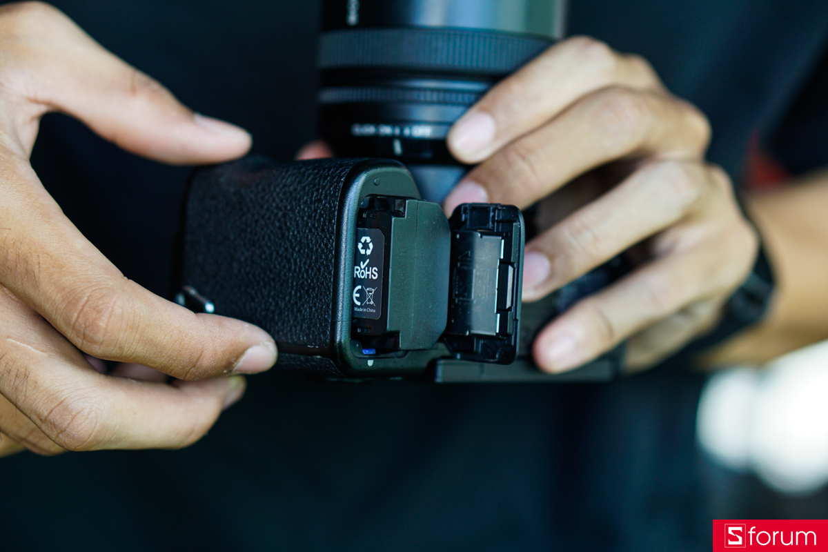 Sony đã trang bị cho Sony A7CII dòng pin NP-FZ100 với dung lượng 2,280mAh