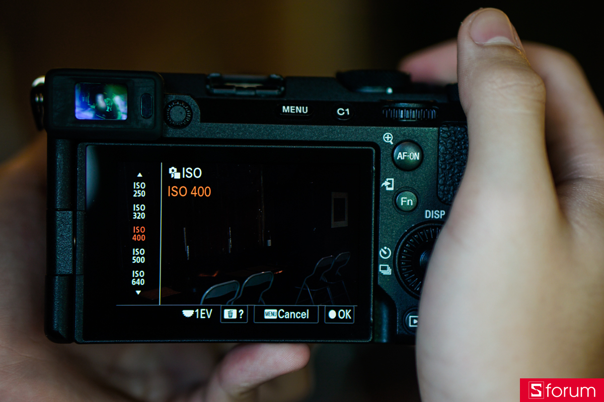 Sony A7CII có khả năng xử lý ISO và khử nhiễu khá tốt khi cho dải ISO hỗ trợ từ 100 đến 8,000 mà không bị nhiễu sáng quá nặng
