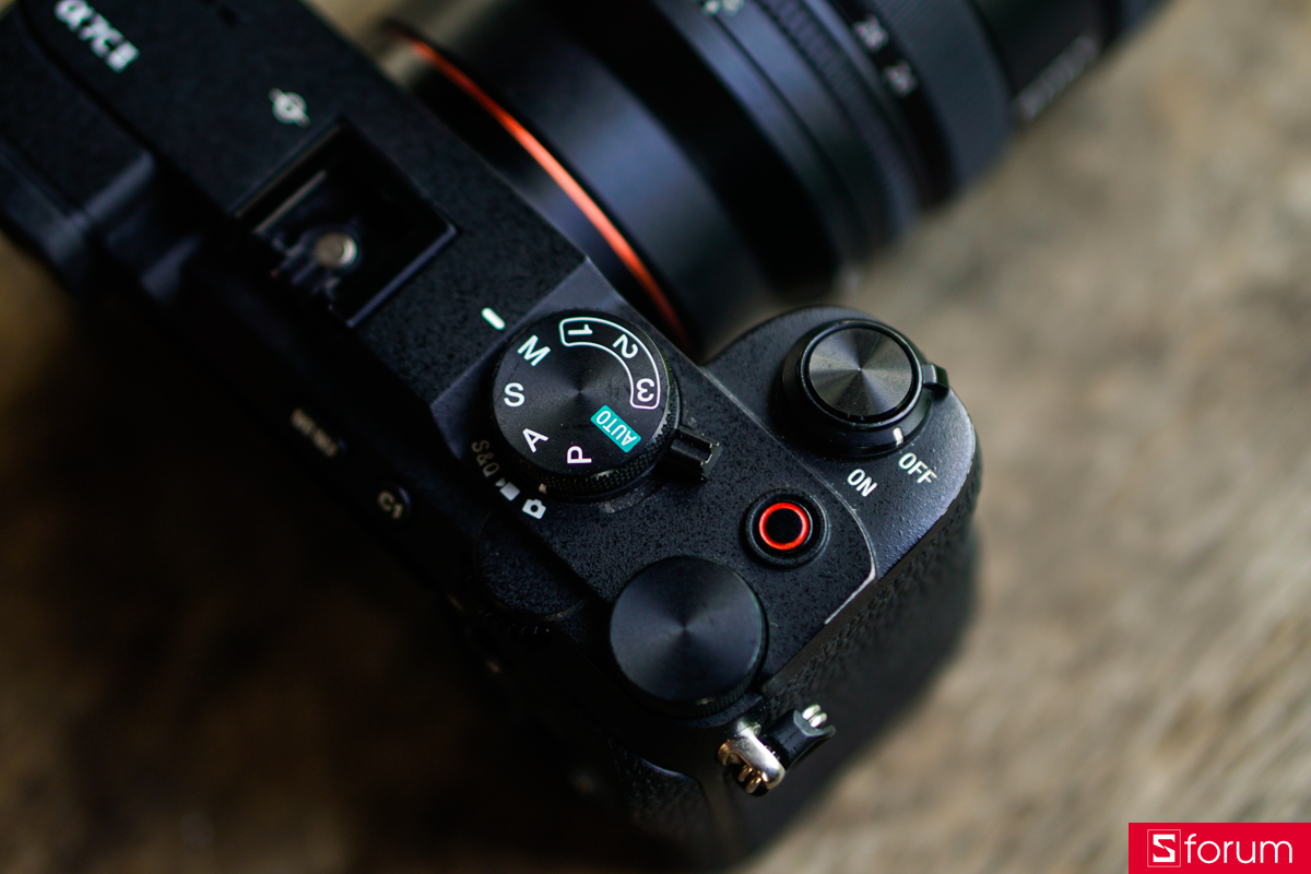 Sony A7CII được trang bị khá nhiều vòng bánh xe tùy chỉnh từ điều hướng menu, vòng bánh xe chỉnh tốc độ màn trập trên màn hình