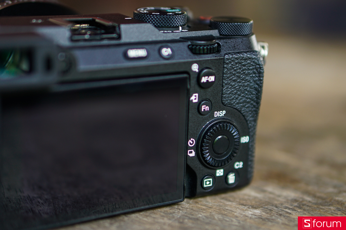 Hệ nút bấm của Sony A7CII cũng tương đối đơn giản, với đầy đủ các phím tùy chỉnh ở mức cơ bản và đồng thời trang bị 2 nút custom
